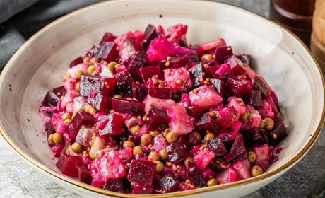 Рецепт дня: салат із буряка та оселедця з маринованою цибулею