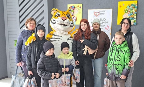 Солодкі набори до Великодня передали дітям у Петропавлівській громаді