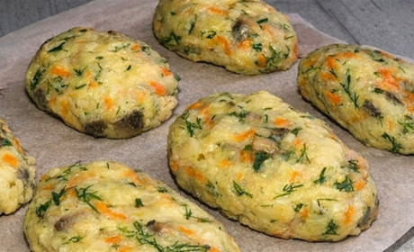 Готуємо сьогодні: картопляні биточки з грибами в духовці