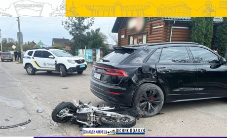 У Володимирці мотоцикліст в’їхав у припарковане авто: постраждали двоє підлітків із Довговолі