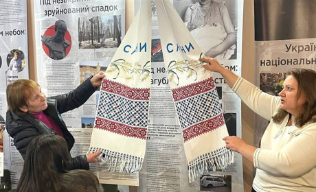 «Вишита молитва» у Сарнах: у музеї відкрили виставку «Рушників надії» з Рівненщини