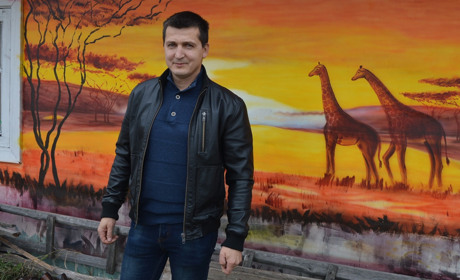 Корюківський художник намалював на сараї африканську савану і жирафів. І зараз мріє про виставку 