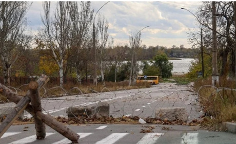 Загарбники атакували маршрутку в Херсоні: 5 постраждалих, з них двоє дітей