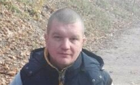 На колінах та квітами на дорозі. Менщина зустріла Юрія Рогового, який загинув на сході