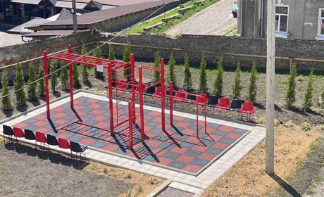 В одній із Кременецьких шкіл встановили новий спортивний майданчик