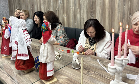 «Все геніальне дуже просте»: в Сарнах дружини та матері військових мотали спільну ляльку-оберіг