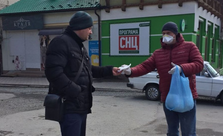 Чортківські волонтери вулицями міста безоплатно розповсюджують медичні маски (+фото)