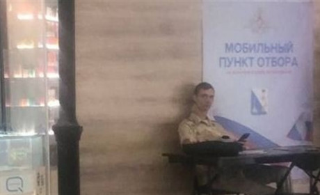 Мобільні пункти відбору і розсилка смс. Окупанти в Генічеську активно пропагують мобілізацію