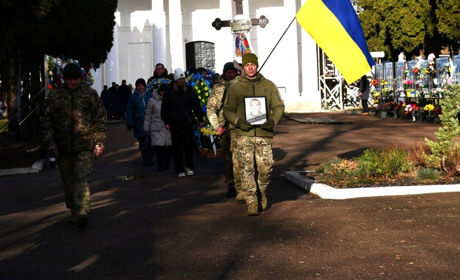 У НІЖИНІ ПОПРОЩАЛИСЯ ІЗ ЗАГИБЛИМ ЗАХИСНИКОМ СЕРГІЄМ САМОТКАНОМ