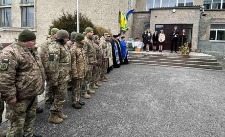 У Кременці вшанували памʼять загиблих Героїв відкриттям меморіальних дошок