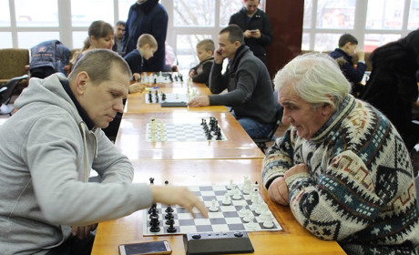 Три поколения встретились за шахматной доской: в Мелитополе вновь провели необычный турнир