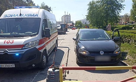 У Нетішині 52-річна жінка потрапила під колеса авто під час роботи