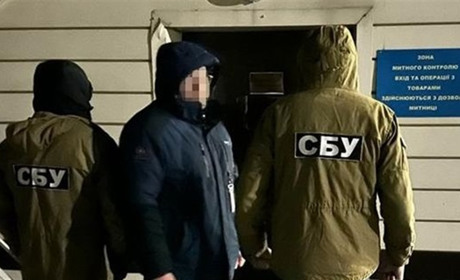 Отримання "данини" за проїзд: державний інспектор Чернігівської митниці підозрюється у корупції