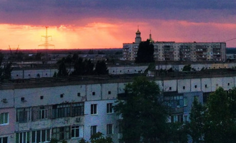 У Новій Каховці звучать кулеметні черги