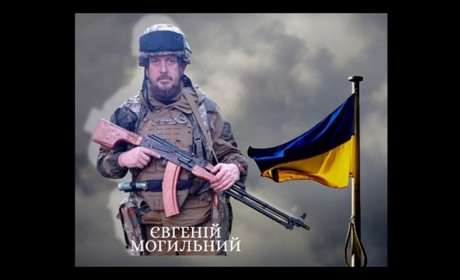 Дорогою з квітів та стоячи на колінах провели в останню дорогу менянина Євгенія Могильного