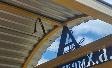 У Славуті на автобусних зупинках зловмисники пошкодили світильники на сонячних панелях