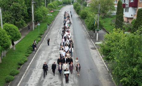 «Вже без бантиків, а на підборах». У Городку випускників привели на останній урок
