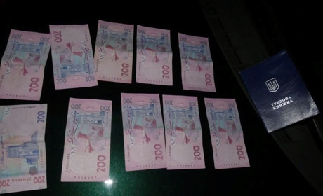 Мешканця Білокуракиного Сватівського району зловили на дачі хабаря: подробиці