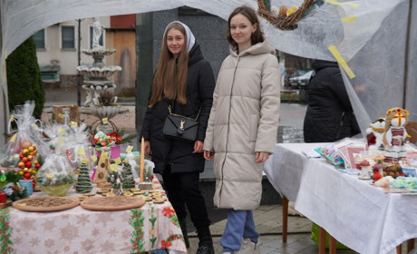 У Городку проводять різдвяний ярмарок на підтримку ЗСУ. Що і коли там можна придбати?