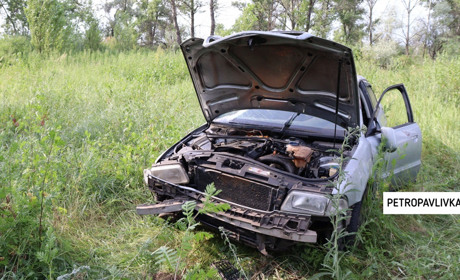 Автотроща: у Миколаївці легковик збив залізну конструкцію та злетів у кювет (ВІДЕО)