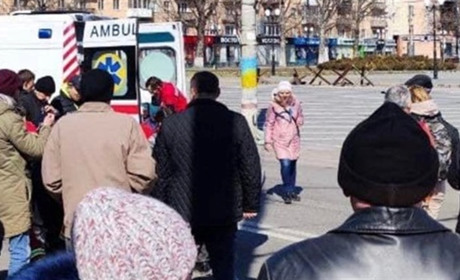 Окупанти напали на мирний мітинг у Херсоні, є поранені та затримані