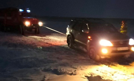 На Миколаївщині рятувальники визволили автівку з людьми зі снігового замету