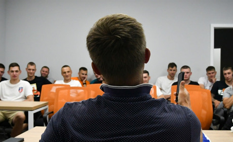 У футбольному клубі "Звягель" новий тренерський штаб — головним тренером призначено Юрія Максимова