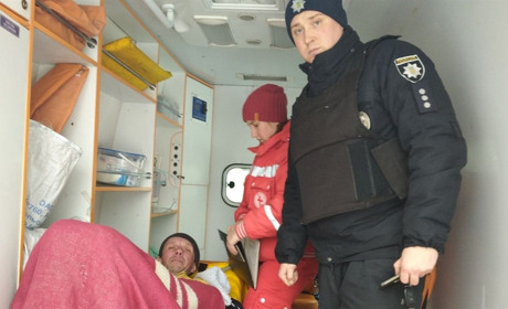 У Сватовому на Набережній чоловік впав у річку. Його врятували поліцейські і місцеві мешканці