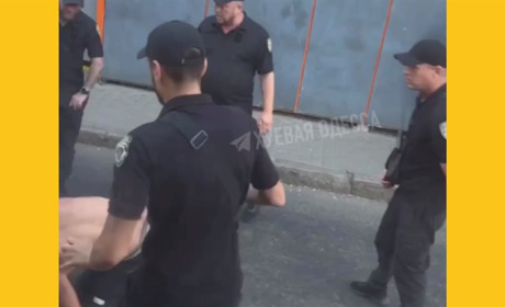 Це для цього їх бронювала облрада: в Одесі біля Привозу працівники охоронної агенції побили людину