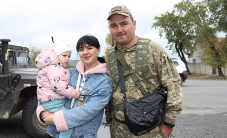 Зустріч на «Чумацькому Шляху»: маленька Кіра Павленко проводжала татка на війну