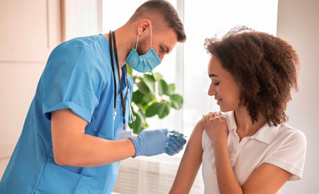 В Україні розширили перелік професій, обов’язкових для щеплення проти COVID-19: кого це стосується