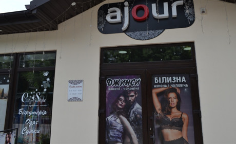 В ТЦ "Ajour" оновлення літньої колекції одягу : що можна купити
