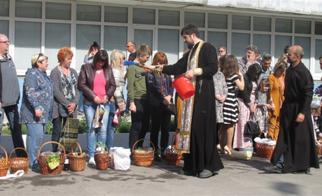 Мелитопольцы несли в церковь святить паски и яйца и почти перестали класть в корзинки алкоголь