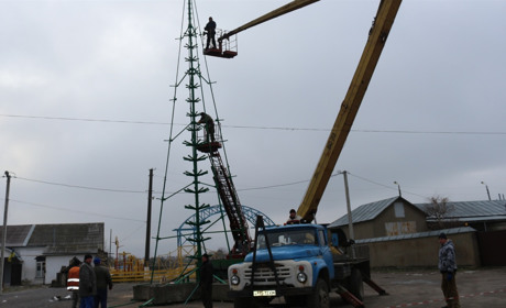 У Старокостянтинові вже монтують нову ялинку