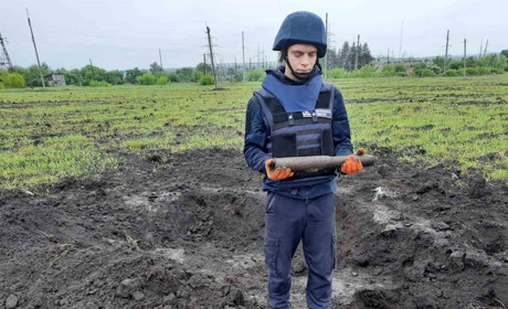 Артснаряд біля Чернігівського: рятувальники продовжують знешкоджувати небезпечні знахідки