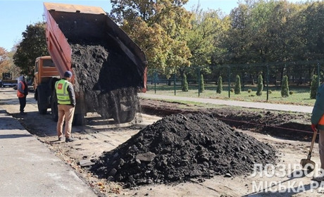 Фото дня: у Лозовій біля ковідного стаціонару облаштовують додаткову автостоянку