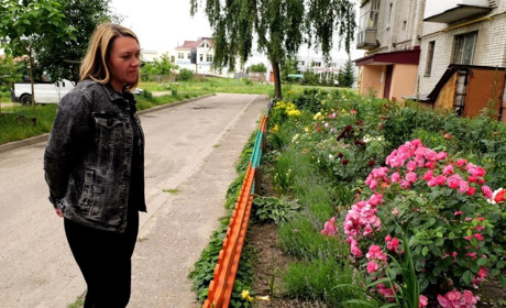 Біля 200 сортів троянд квітне у дворі багатоповерхівки у Шостці (фото)