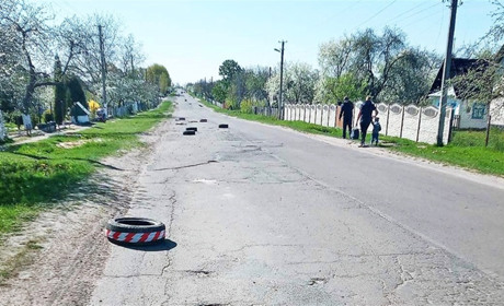 У Довговолі селяни самотужки ремонтують дорогу