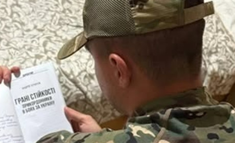 У Великоновосілківській громаді передали книжкову добірку колишньому полоненому Богдану Будинському