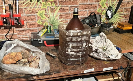 У жителя Сарненського району знайшли бурштин, марихуану та зброю