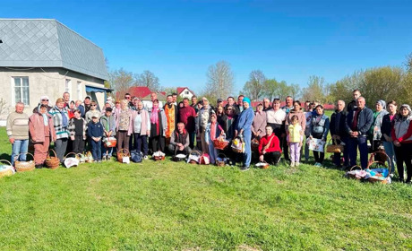 На Переяславщині відзначили Великдень: фотодобірка богослужінь та освячення пасок