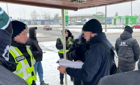 На сарненському «кільці» затримали поліцейського при отриманні хабара