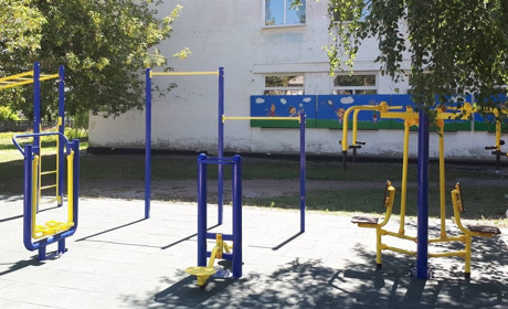 В Попаснянской школе установили уличные тренажеры 