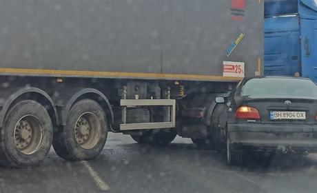 Неподалік Южного сталася ДТП за участі вантажівки (ФОТО)