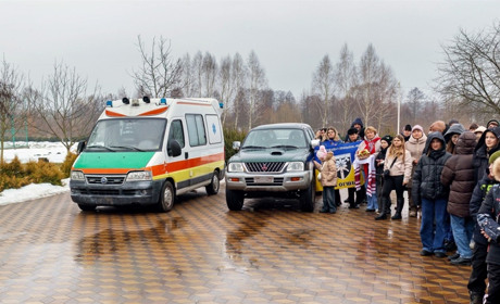 Швидка та пікап для фронту: італійські волонтери допомогли через Улашанівську громаду