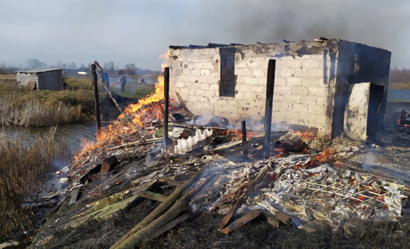 В Олізарці рятувальники ліквідовували пожежу у господарчій споруді