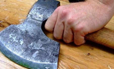 Вдарив сокирою в потилицю