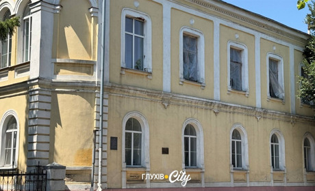 Внаслідок удару по Глухову пошкоджено історичну будівлю Терещенків, якій понад 150 років