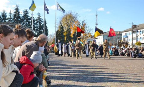 Рятував побратима на полі бою: в Сарнах попрощалися з санітаром-стрільцем Романом Ляховчуком