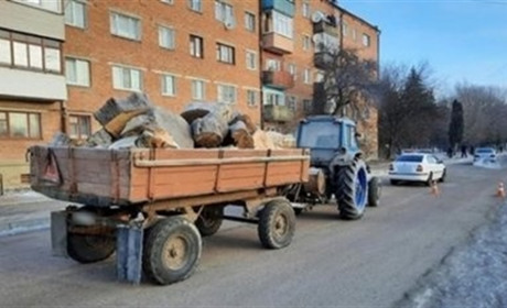 Завершено справу про загибель жінки під колесами трактора